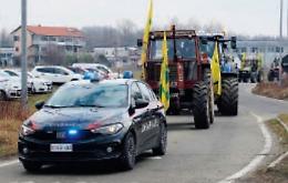 I trattori bloccano la ex 460: «Quel progetto ci distrugge»