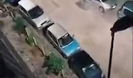 Si blocca il videogame e lancia una sedia dal balcone