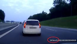 A tutta velocit&agrave; in corsia di sorpasso evita l'incidente per un soffio