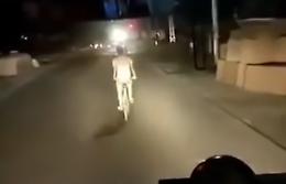 Tizio in bici rallenta la corsa del pullman