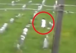Strane figure al cimitero: sono fantasmi?