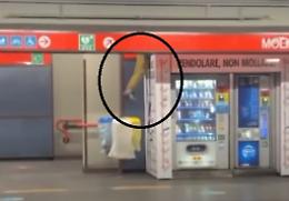 C'è una strana "presenza" sul tettuccio del distributore automatico