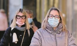 Addio mascherine all’aperto: «Senza distinzione di colori»