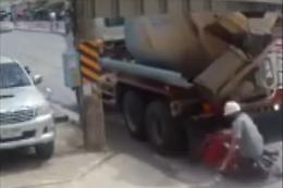 Fa marcia indietro e travolge l'uomo sul motorino