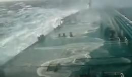 Mare in tempesta sferza il ponte della petroliera