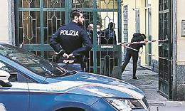 Le accuse alla moglie: «Mi tradisci». E poi le spara in faccia