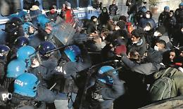 Studenti picchiati, interviene il sindaco: «No a una città dove volano i manganelli»