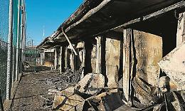 In fiamme il centro sportivo: è il quarto rogo in un anno