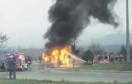 A fuoco bus carico di studenti ma l’autista eroe li salva tutti