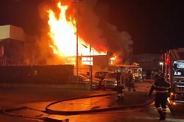 In fiamme deposito a Carmagnola, intervengono i vigili del fuoco [FOTO]