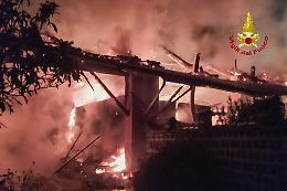 Deposito di attrezzature in fiamme a Pinerolo: intervengono i vigili del fuoco [FOTO]