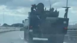 Sfilata di mezzi militari in tangenziale
