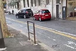 Non vede il palo e distrugge il lampione
