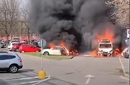 Pericolo nel parcheggio, va a fuoco tutto