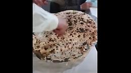 Al tavolo arriva la pizza con sorpresa