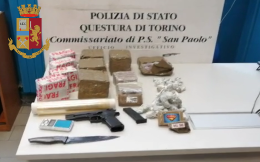Torino, droga e armi nell'alloggio occupato abusivamente: 46enne in manette [LE FOTO]