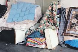 Uscite di sicurezza bloccate dai clochard