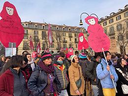 8 marzo a Torino, circa mille persone al corteo organizzato da "Non Una Di Meno" [FOTO E VIDEO]