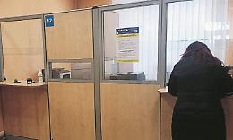 Spintoni e tensioni in anagrafe: «Ci serve un presidio di polizia»