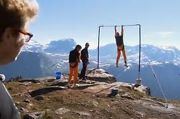 Il basejumper se la cava per il rotto della cuffia