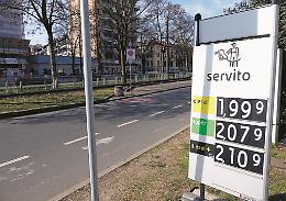 La benzina ora sfonda i 2 euro. I gestori: «Aumenterà ancora»