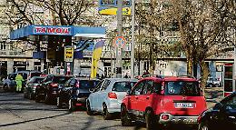 La benzina è “in saldo”: pompa presa d’assalto. E si sfiora pure la rissa