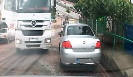 La strada è ripida e il camion, con il suo pesante carico, scivola all'indietro