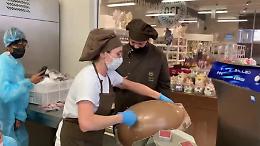 Torino, visita alla fabbrica del cioccolato: così nascono le uova di Pasqua [VIDEO]