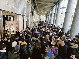 Tutti in coda per uno Swatch: follia collettiva in via Roma [VIDEO]
