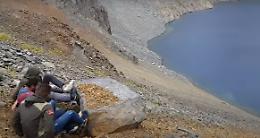 Lo sfizio degli amici: far cadere un grosso sasso nel lago
