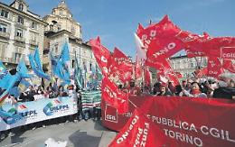Covid, gli eroi dimenticati in piazza: «Oltre 100mila ore di straordinario»