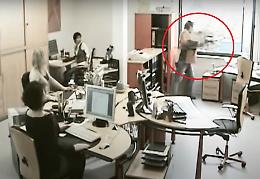 Fuori di sé: prende la stampante e la scaraventa giù dalla finestra