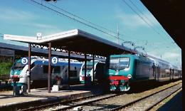 Accoltella l’ex compagna e poi si butta sotto un treno