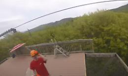 Il volo sulla "zip line" è inebriante ma ecco che succede se il freno non funziona