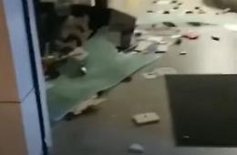 Botto incredibile, sventrato il cancello della farmacia
