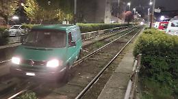 Incastrata col furgone tra i binari del metrò leggero: patente ritirata [FOTO]