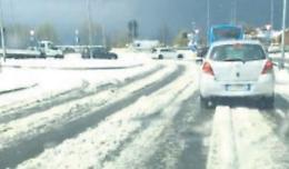 Dal cielo grandine, neve e fulmini: torna il maltempo e fa i primi danni