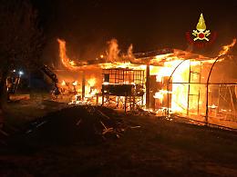 Incendio in un'azienda agricola di Almese, intervengono i vigili del fuoco [FOTO]