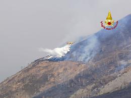 Fiamme in Val Chiusella: in azione due Canadair, droni e un elicottero Erickson [FOTO E VIDEO]