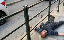 Momenti di apprensione in via Giolitti: un uomo accusa un malore, arriva l'ambulanza [FOTO]