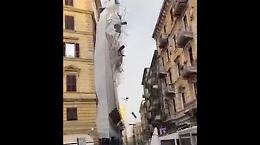 Pericolo in centro: viene giù tutta l'impalcatura