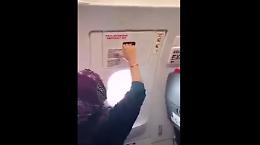 Sale sull'aereo, apre il portellone e...fuori c'è il vuoto
