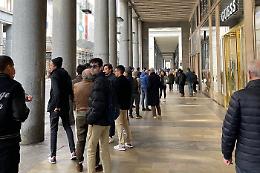 Via Roma, ancora lunghe file all'esterno del monomarca Swatch [FOTO]