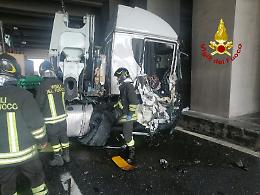 Incidente sull'A5: camion finisce contro i pilastri della galleria, ferito in modo lieve il conducente [LE FOTO]