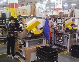 Zaini trasparenti, robot e 3 turni: ecco come si lavora da Amazon