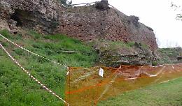 Pericolo ai ruderi del castello: «Quest’area è a rischio crolli»
