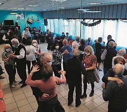 Grande festa nel centro anziani: si balla dopo 3 mesi di chiusura