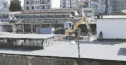 Si abbatte l’ex carrozzeria abbandonata: «Ma noi non volevamo quel discount»