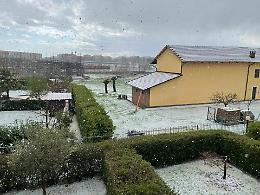 Forte grandinata nel Torinese: campi e strade imbiancate tra Chieri e Poirino [LE FOTO]