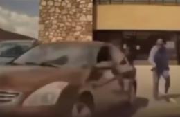 Ladro d'auto imbranato, il proprietario lo acciuffa e lo riempie di botte